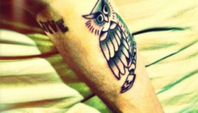 Justin gets a new tattoo!