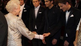 One Direction meet the Queen